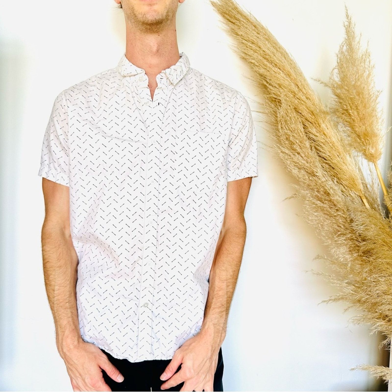 Forever 21 MENS FOREVER 21 White Black Arrow Print Button Shirt Top Size US XL / EU 56 / 4 - 1 Thumbnail