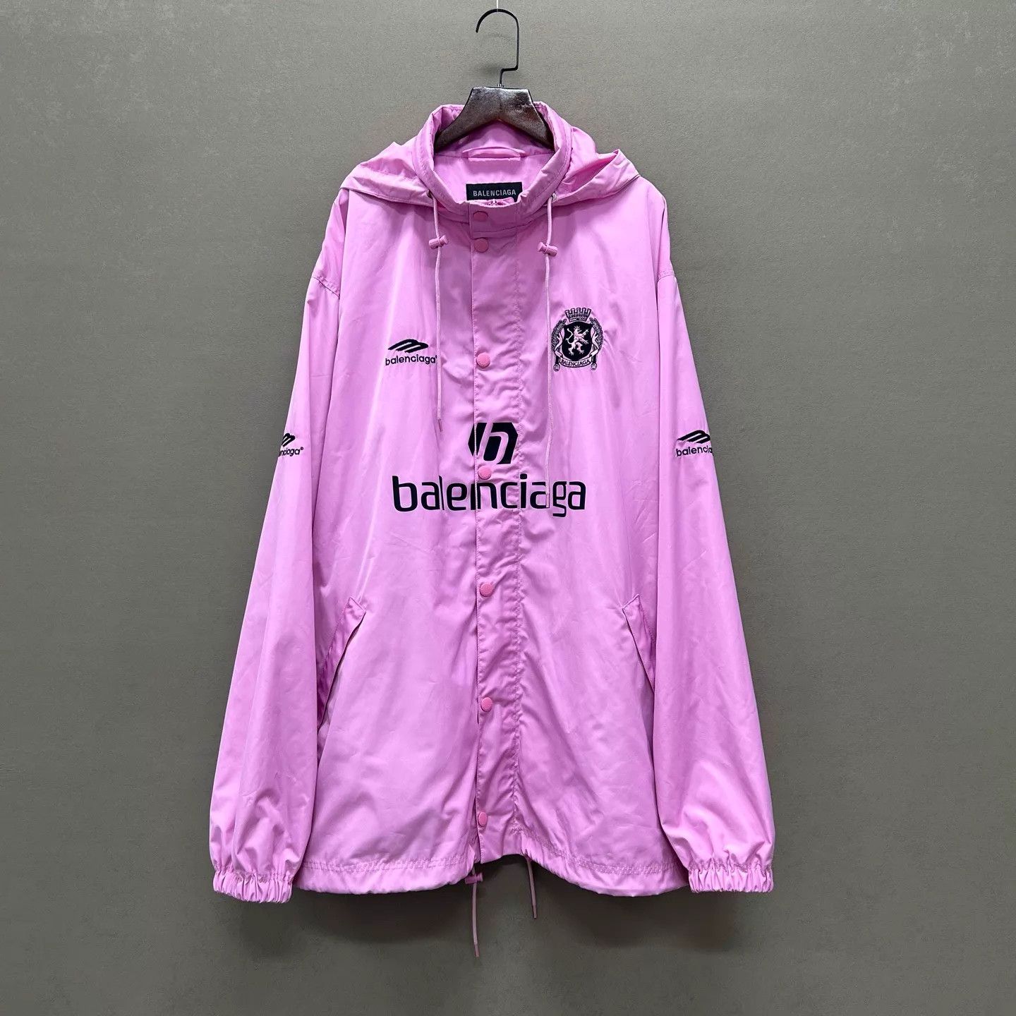 Balenciaga Balenciaga x Man Utd Pink Oversized Logo Print Coach Jkt XS Size US XS / EU 42 / 0 - 1 Thumbnail
