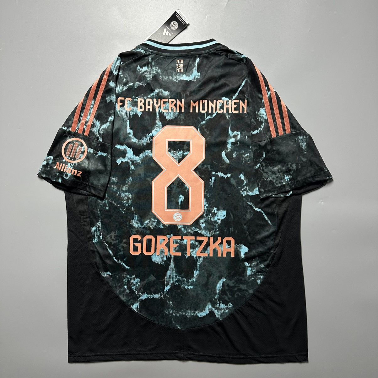 Vintage BAYERN ADIDAS 2024/2025 FOOTBALL AWAY JERSEY #8 GORETZKA Size US XL / EU 56 / 4 - 1 Thumbnail