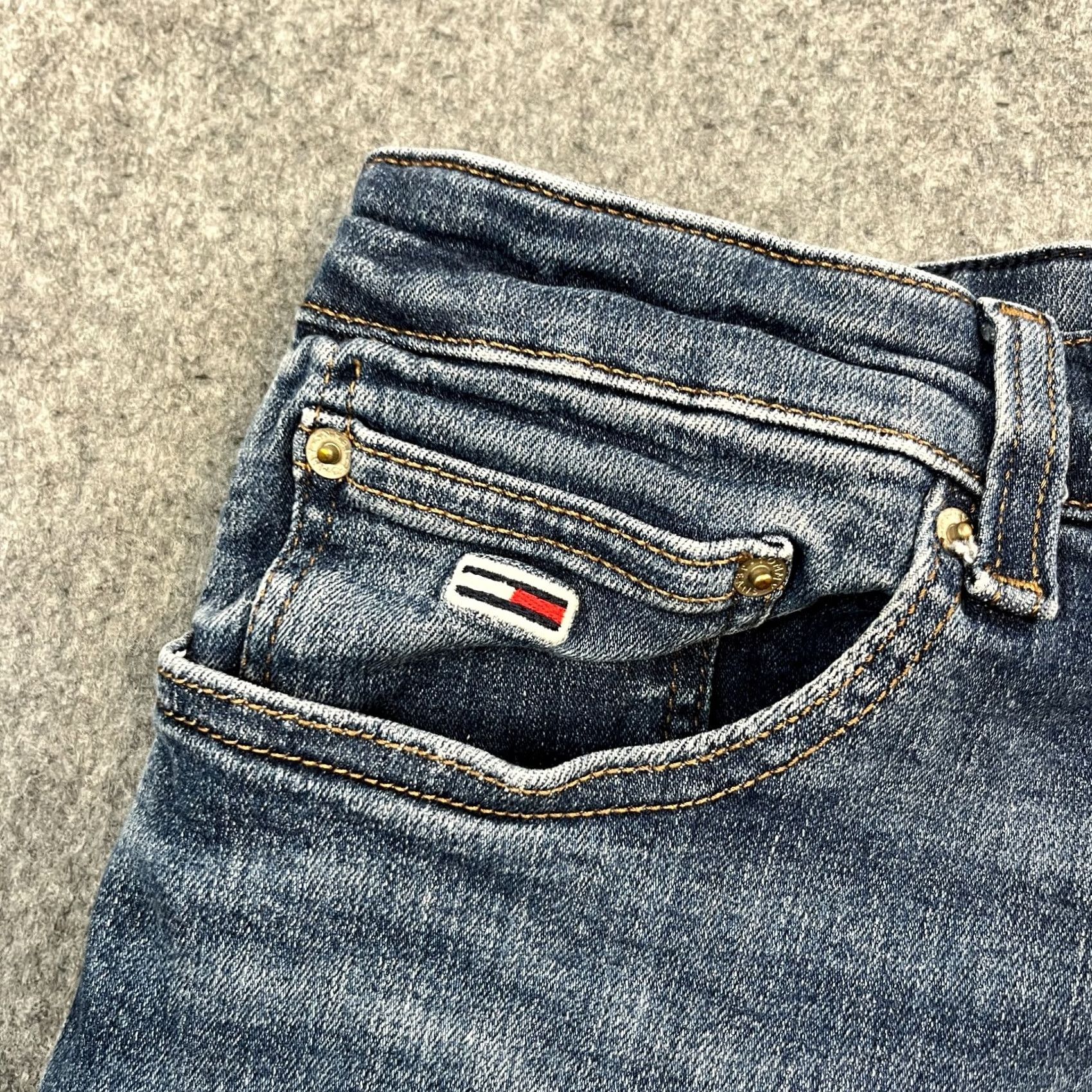 Tommy Hilfiger Tommy Hilfiger Jeans Slim Scanton 32 30 Mid Wash Blue Whiskers Stretch Logo Mens Denim 5-Pocket Style Tapered Blue Jeans Regular Size US 32 / EU 48 - 7 Thumbnail