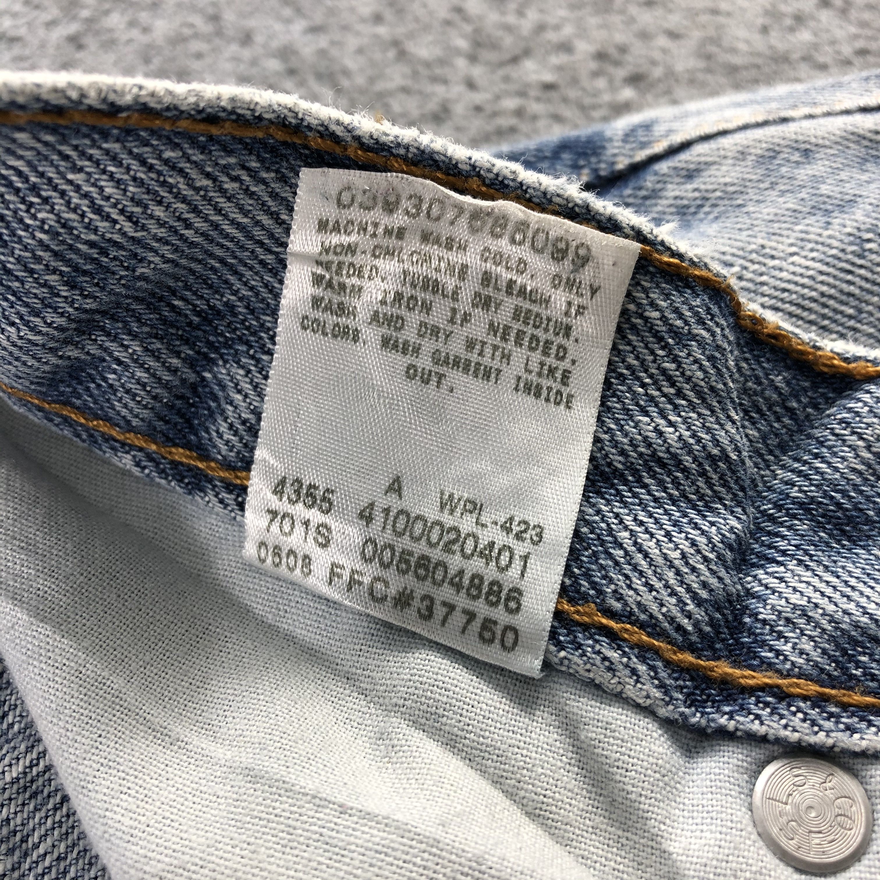 Levi's Light Washed Vintage Levis 560 Jeans Distressed Denim-J1041 Size US 35 - 11 Thumbnail