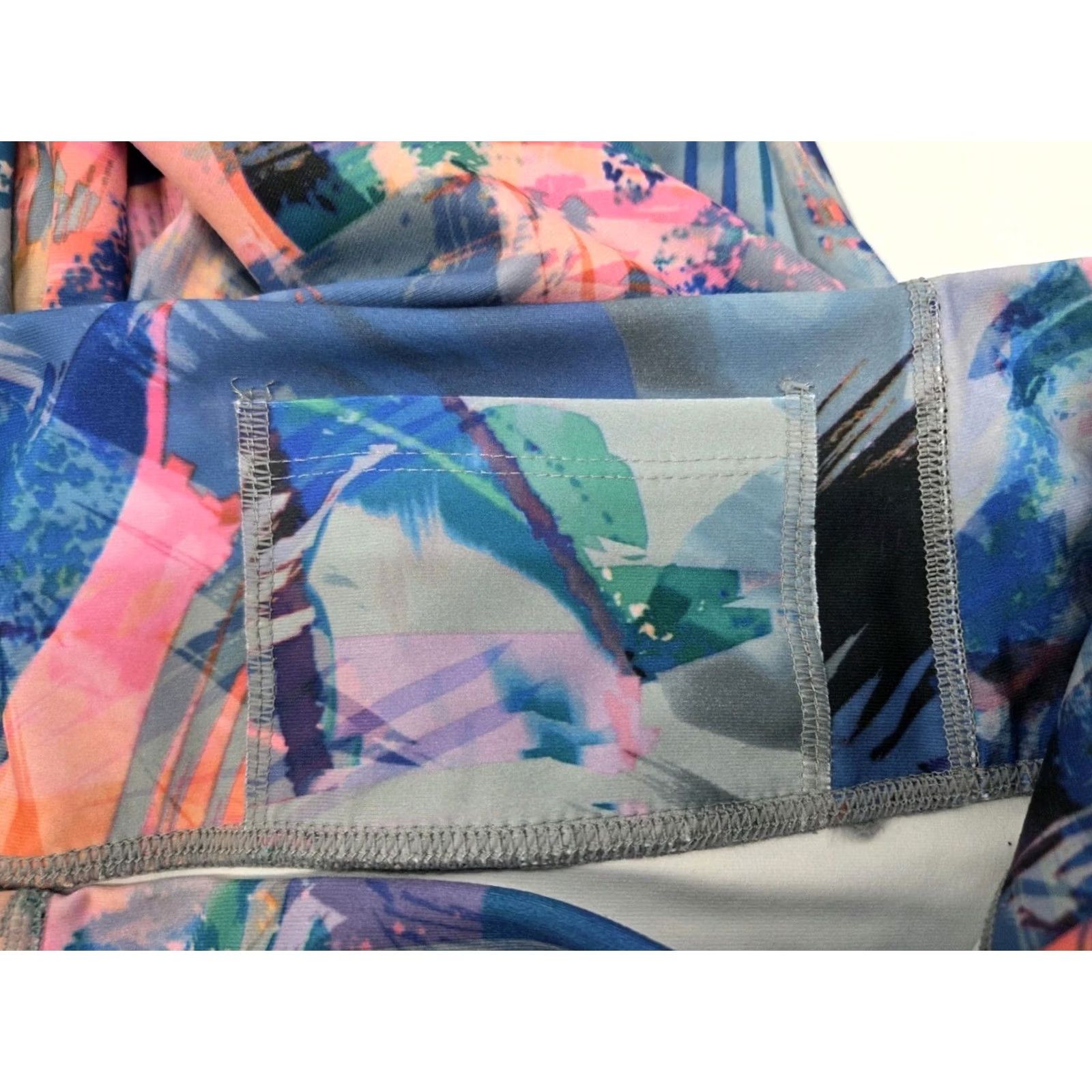 Fabletics Fabletics Lisette High Waisted Capri Leggings Womens L Multicolor Abstract 27in Inseam Capris Skinny Yoga Gym Running L/10-12 NWT Size 36" / US 14 / IT 50 - 6 Thumbnail