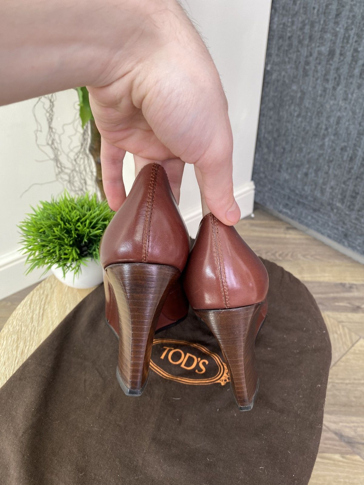 Tod's Vintage Tod's Women's Slip On Burgundy Leather Wedge Pump Size US 9 / IT 39 - 11 Thumbnail