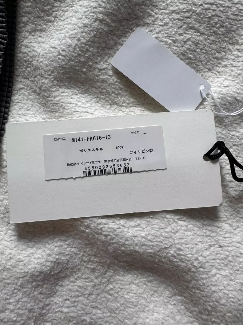 Issey Miyake issey miyake size:one size Grey round-neck pleated top 250 Size XXS / US 00 / IT 34 - 6 Thumbnail