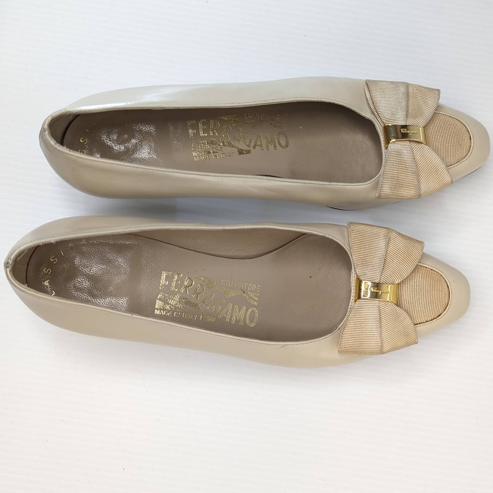 Salvatore Ferragamo vintage Ferragamo pumps heels satin leather cream gold 5.5 Size US 5.5 / IT 35.5 - 7 Thumbnail