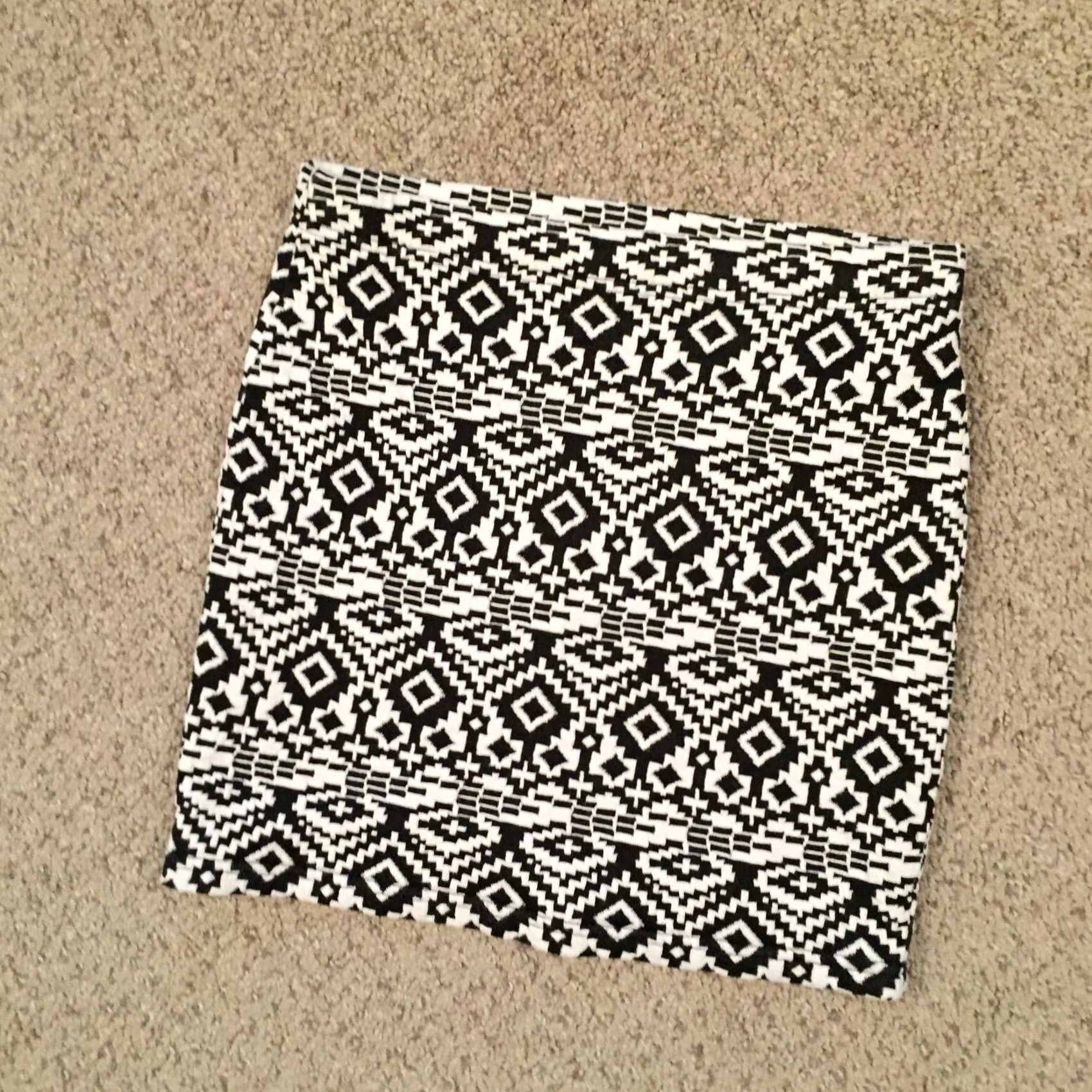 Forever 21 FOREVER 21 Skirt Short Women M Black Geometric Pull On Unlined Pencil Middle Length Casual Straight & Pencil Size 32" / US 10 / IT 46 - 2 Thumbnail