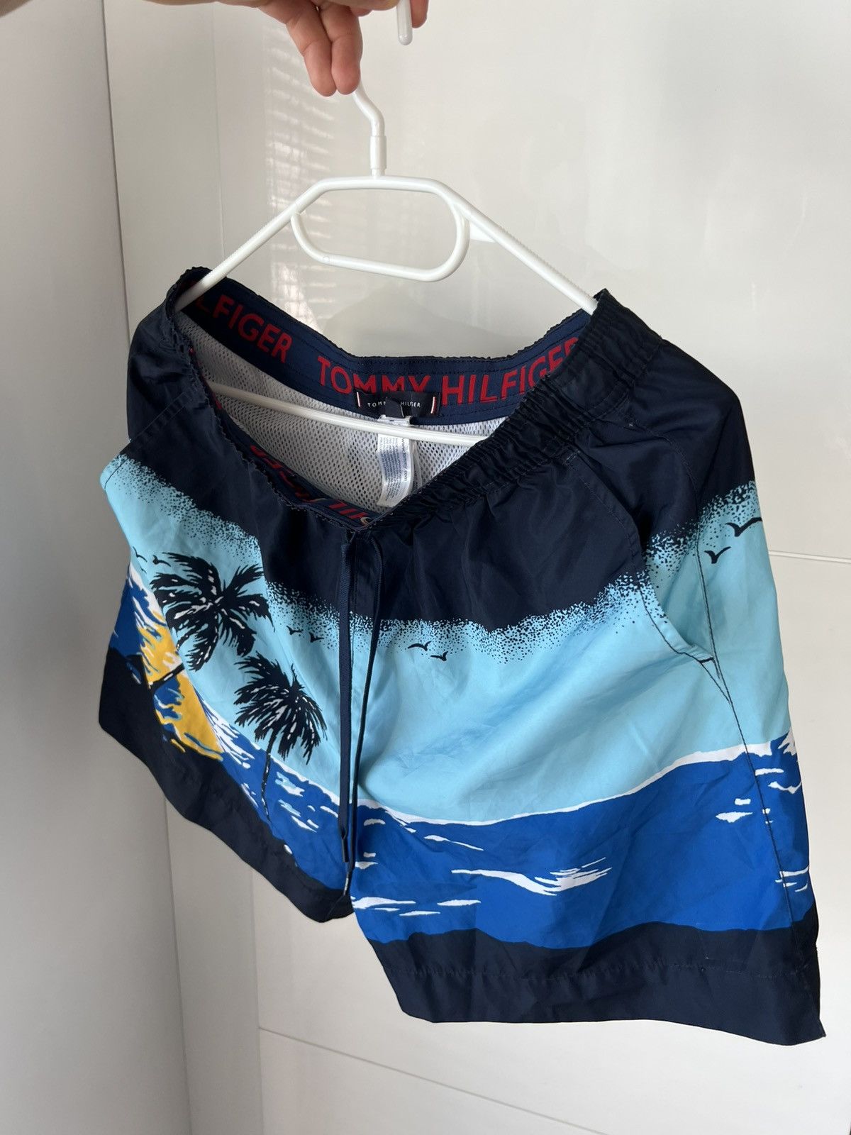 Tommy Hilfiger Tommy Hilfiger Overprinted Bahama Beach Swimming Shorts Size US 30 / EU 46 - 7 Thumbnail