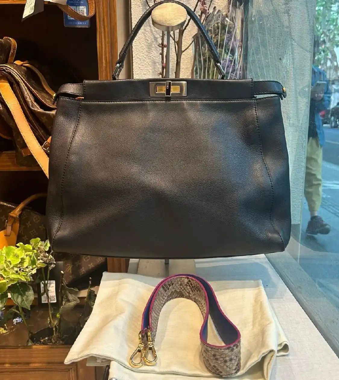 Fendi FENDI Peekaboo Large black cowhide leather shoulder bag Size ONE SIZE - 1 Thumbnail