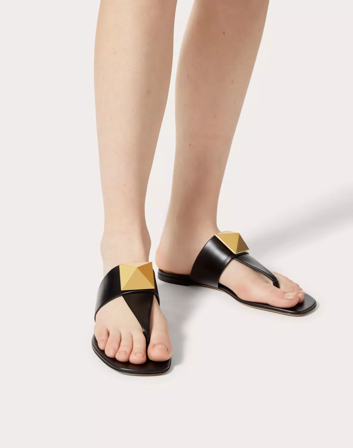 Valentino o1s1wg110625 One Stud Flat Thong Sandal In Calfskin in Black Size US 6 / IT 36 - 6 Thumbnail