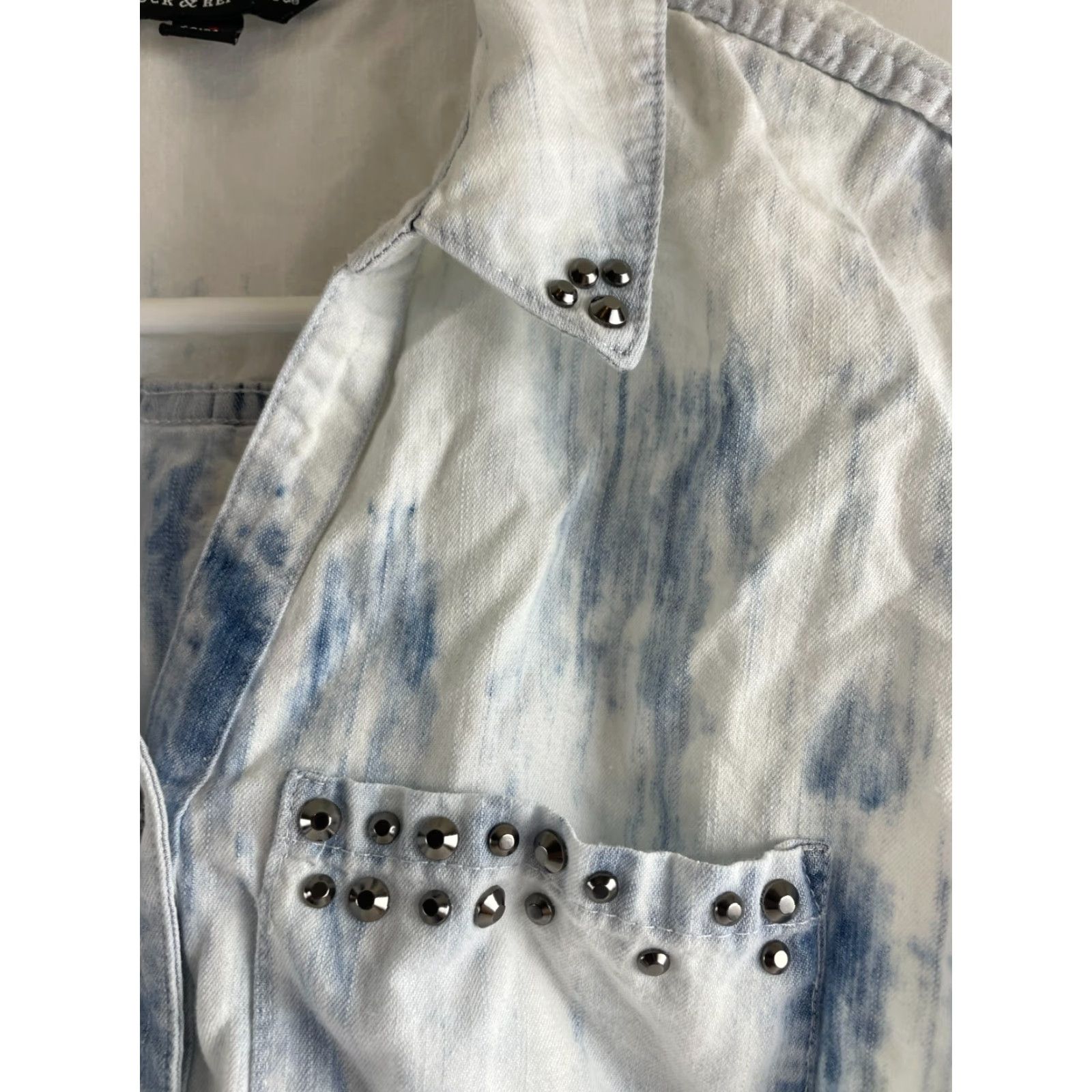 Vintage Rock & Republic Shirt XS Women's Bleach Dyed Button Up Cuffed Sleeveless, White? Blue. Size XS / US 0-2 / IT 36-38 - 4 Thumbnail