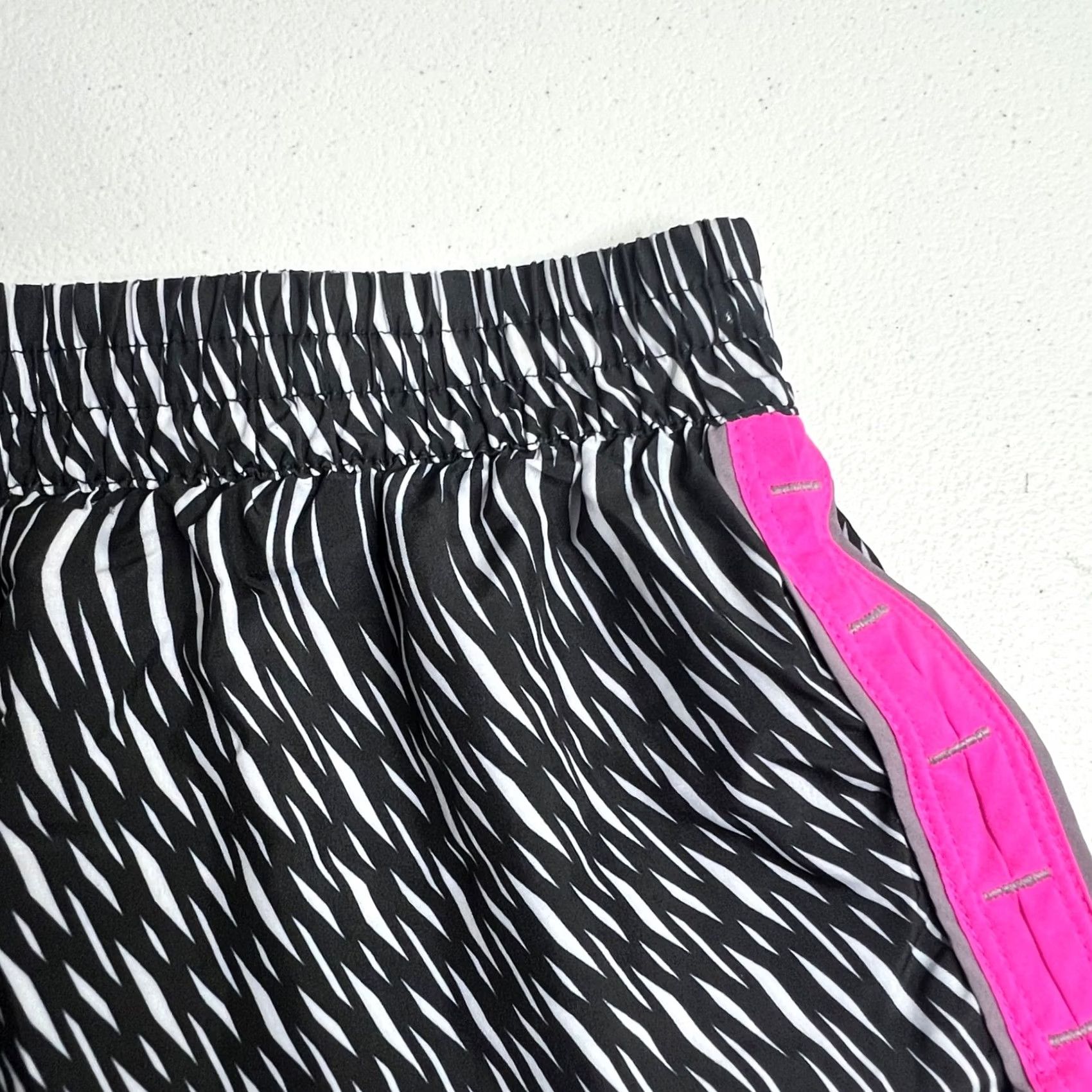 Under Armour Under Armour Women's Heat Gear Fitted Running Shorts XS Black Athletic Size 26" / US 2 / IT 38 - 3 Thumbnail