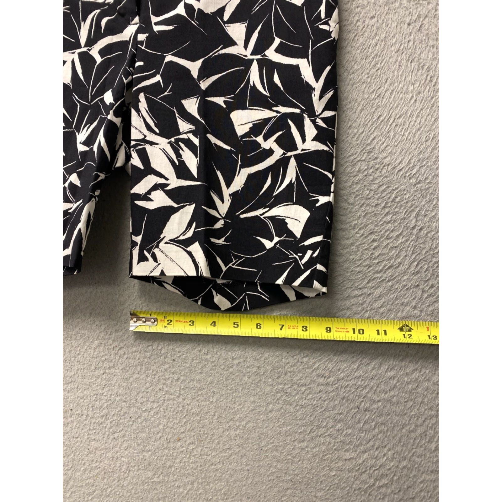 Vintage Mario Serrani Shorts Women’s 6 Italy Black White Leaf Stretch Pockets /0226 Size 28" / US 6 / IT 42 - 7 Thumbnail