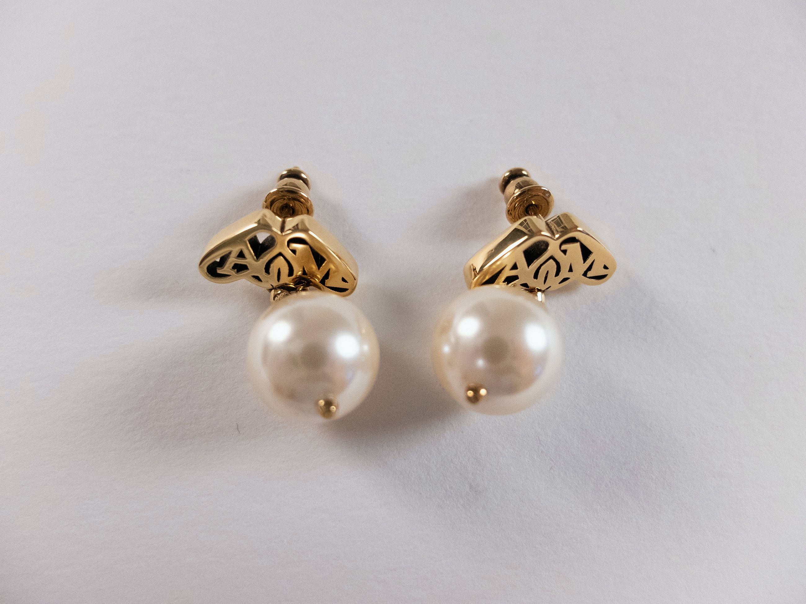 Alexander McQueen ALEXANDER MCQUEEN Seal faux pearl & metal logo drop earrings Size ONE SIZE - 4 Thumbnail
