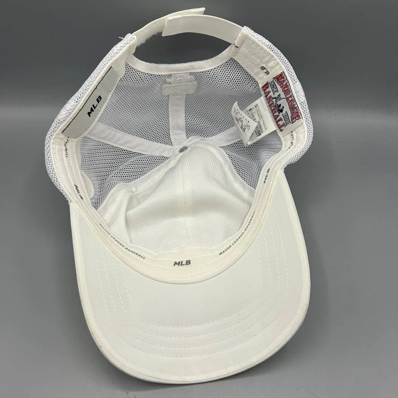 MLB New York Yankees Trucker Hat Women Embroidered MLB Snap Back Size ONE SIZE - 2 Thumbnail