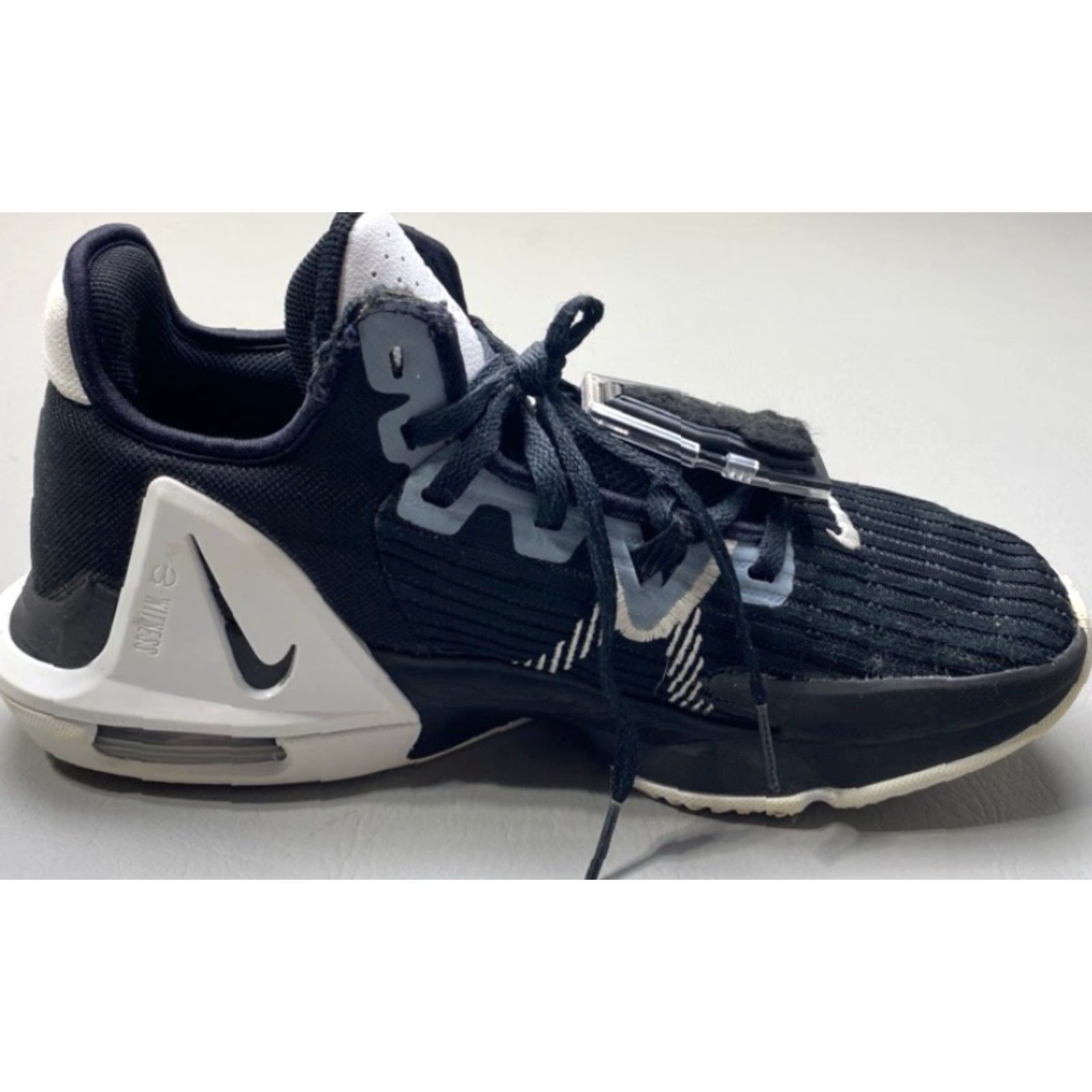 Nike Nike LeBron James Witness V6 HO21 DO9843-002 Mens Sz 10.5 Black White Nike LeBron Witness V6 Shoe Mens Sz 10.5 Black White DO9843-002 Size US 11 / EU 44 - 6 Thumbnail