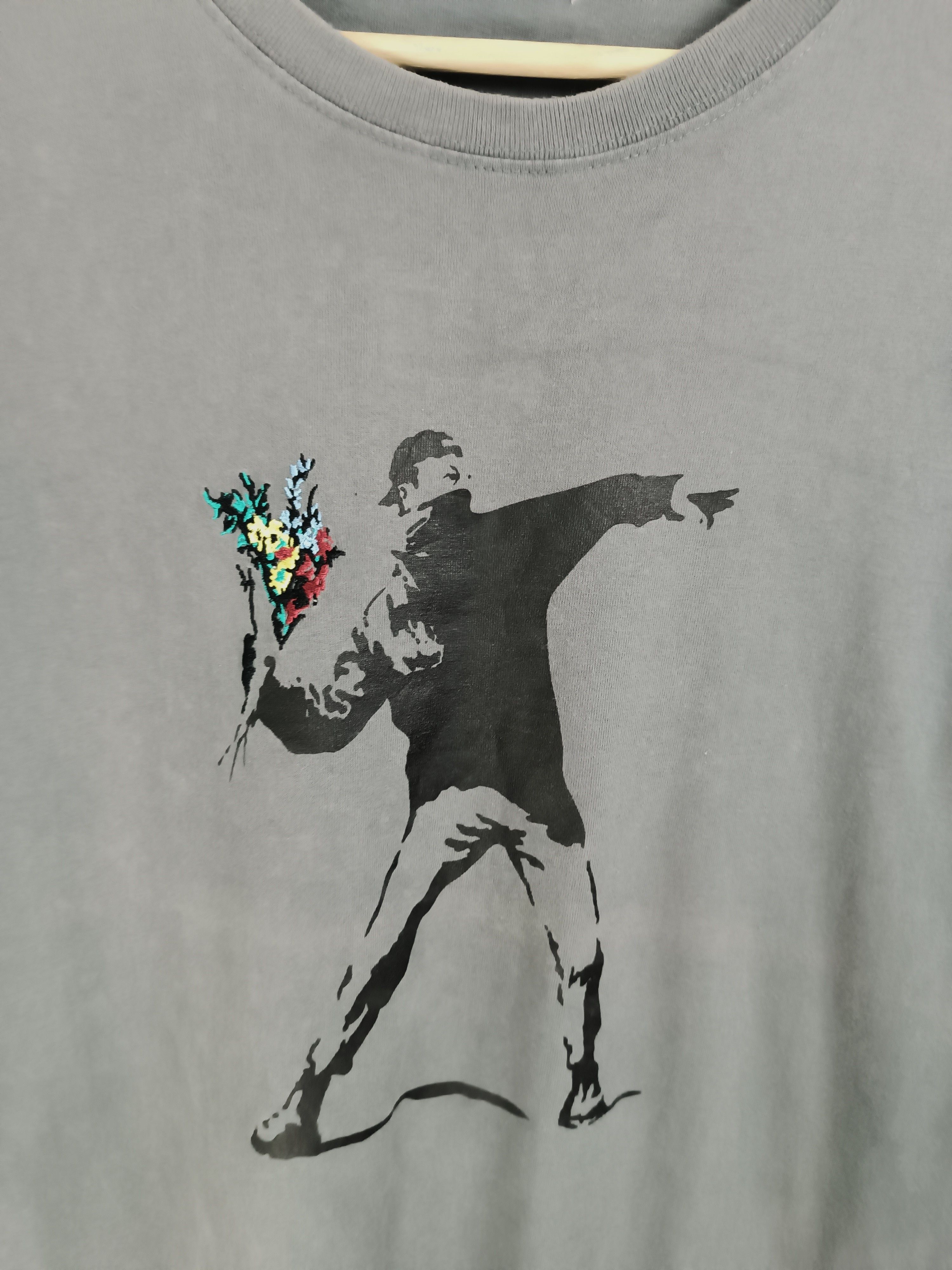 Other VINTAGE BANKSY FLOWER THROWER BRANDALISED VERY RARE TEE Size US L / EU 52-54 / 3 - 8 Thumbnail
