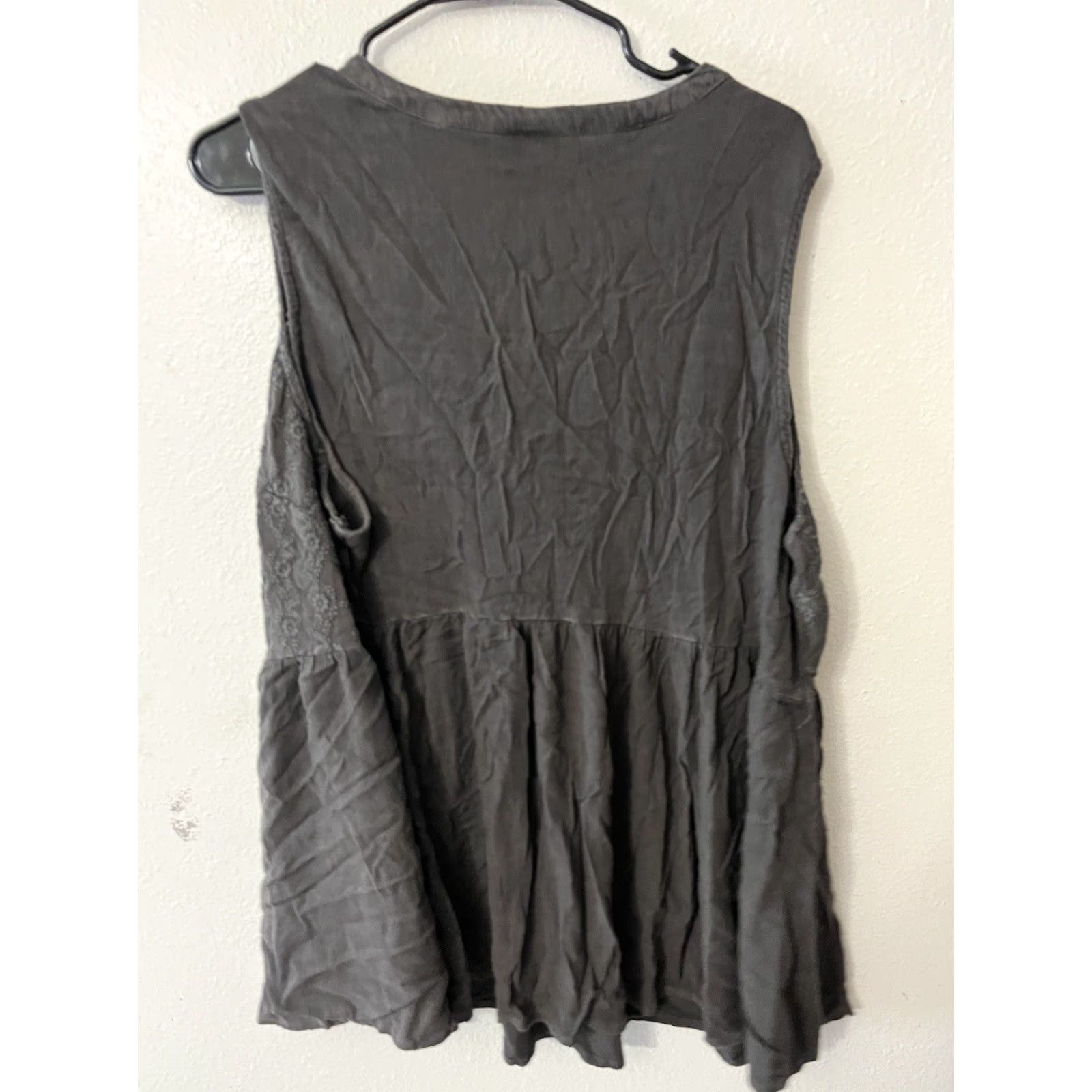 Torrid Torrid Blouse Womens 3 Gray Casual Top V-Neck Sleeveless Floral Business Size XS / US 0-2 / IT 36-38 - 2 Thumbnail