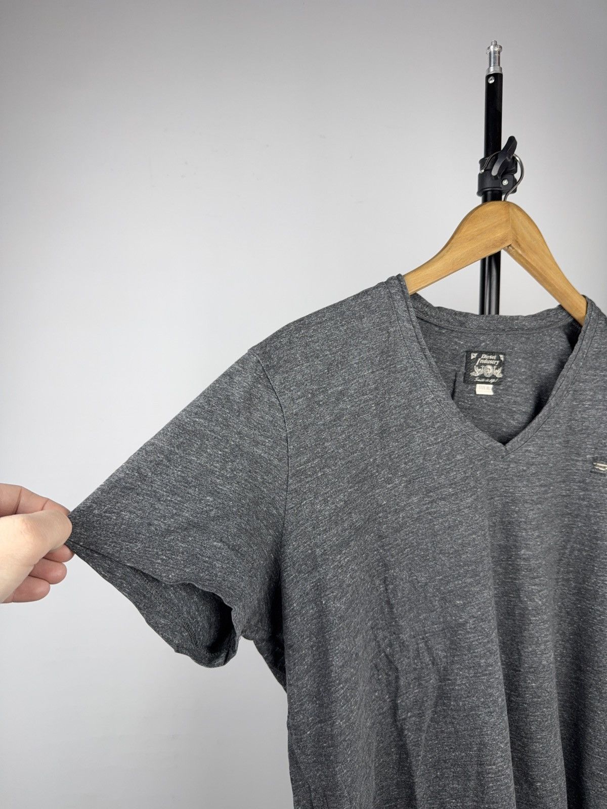 Diesel Luxury 00s Diesel Industry Italy Gray V-Neck Logo T-Shirt Size US L / EU 52-54 / 3 - 4 Thumbnail