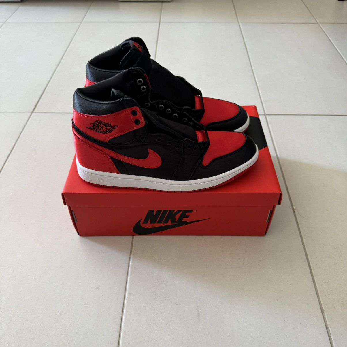 Jordan Brand × Nike Nike Air Jordan 1 Retro High Satin Bred Size US 10.5 / EU 43-44 - 2 Thumbnail