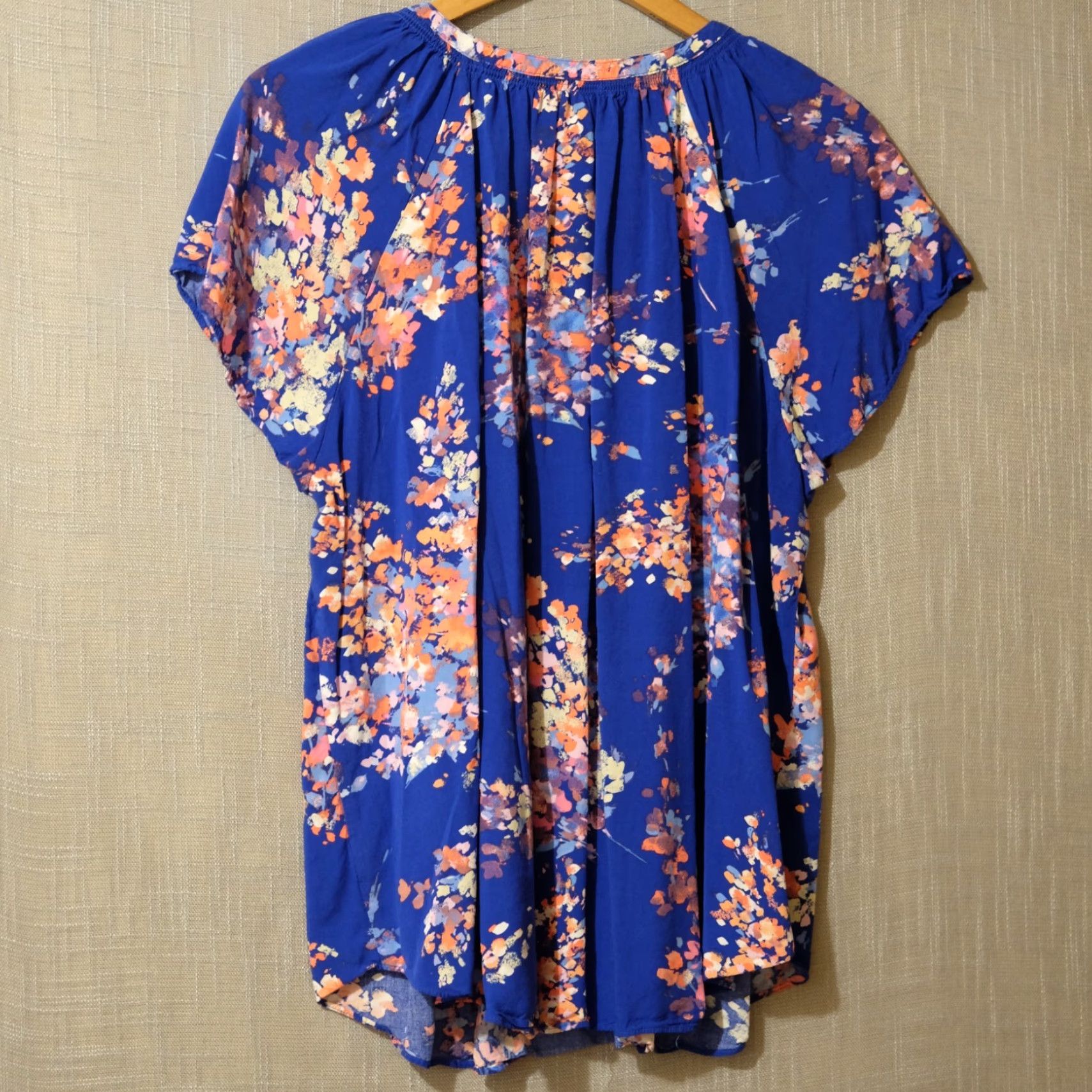 Vintage St. John's Bay Floral Short Sleeve Blouse Womens 2X Blue Lightweight Super Soft V-Neck Pullover Raglan Sleeve Rayon Casual Workwear"} Size XXL / US 16-18 / IT 52-54 - 5 Thumbnail
