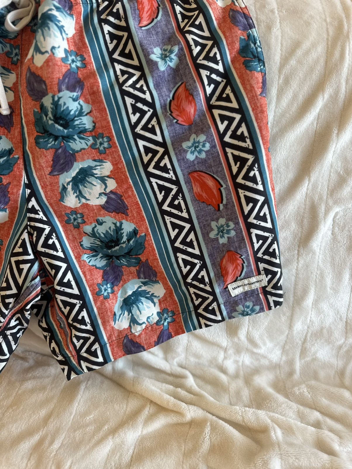 Urban Outfitters Urban Outfitters Colorful All Over Print Swimwear Shorts Size US 32 / EU 48 - 2 Thumbnail