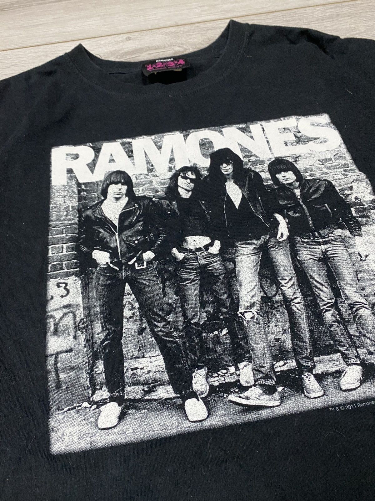 Band Tees Ramones 2011 Anvil vintage t-shirt Size US L / EU 52-54 / 3 - 6 Thumbnail
