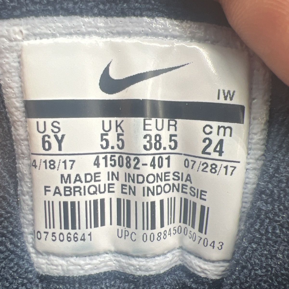 Nike 415082-401 Size US 6 / EU 39 - 9 Thumbnail