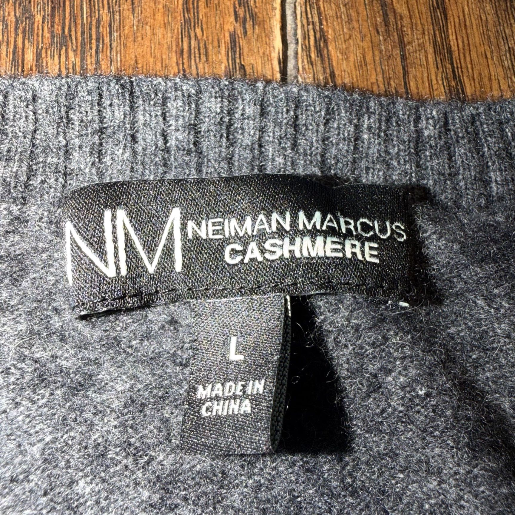 Neiman Marcus VINTAGE Neiman Marcus 100% Pure Cashmere Gray V-Neck Sweater Size Large Men Pullover Classic Lightweight All Seasons Mens Size US L / EU 52-54 / 3 - 2 Thumbnail