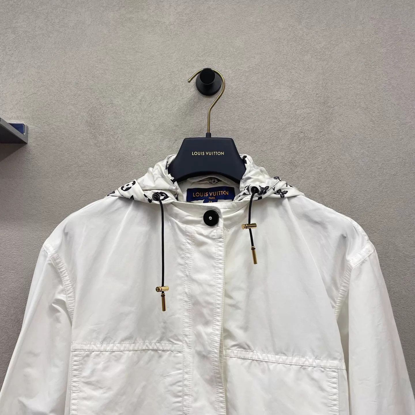 Louis Vuitton LV white hooded jacket size 34 Size XS / US 0-2 / IT 36-38 - 4 Thumbnail
