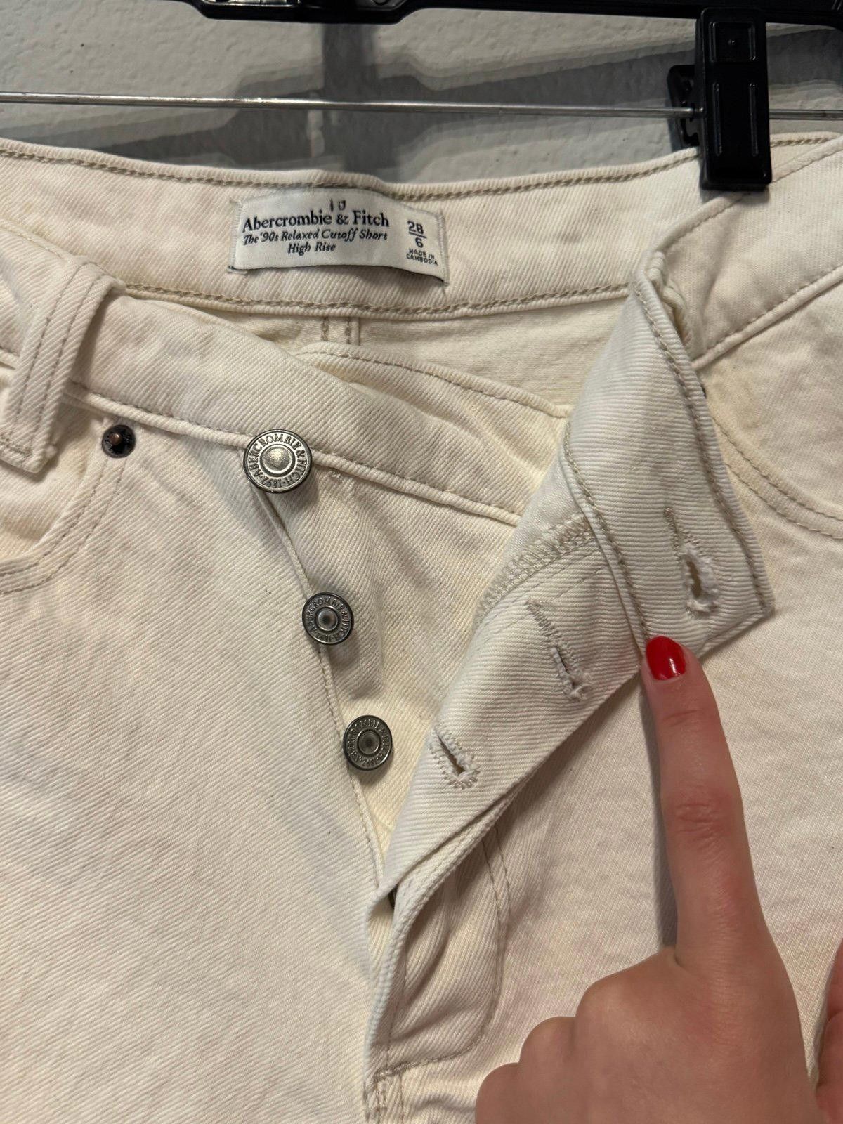 Abercrombie & Fitch Abercrombie & Fitch 90s Relaxed Cutoff Short Ivory High Rise Size 28" / US 6 / IT 42 - 4 Thumbnail