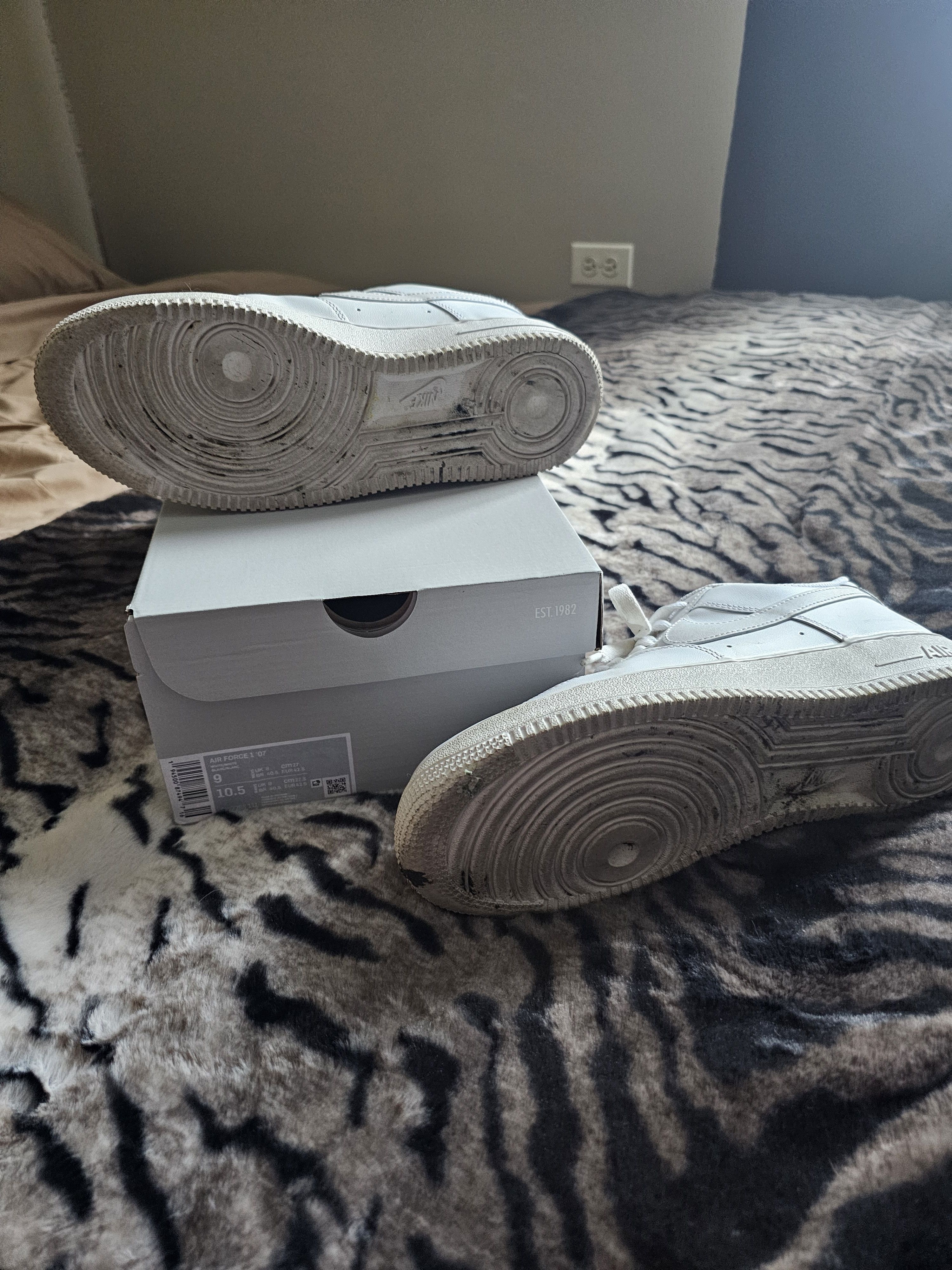 Nike Men's White Air Force1 '07 Size US 9 / EU 42 - 4 Thumbnail