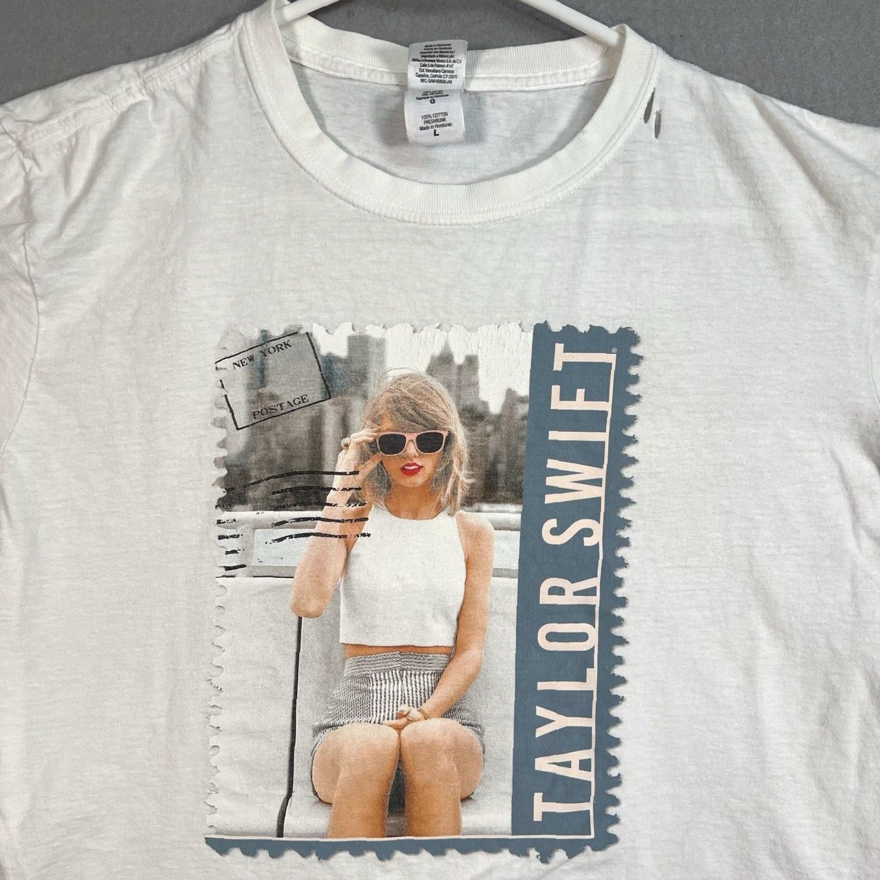 Gildan VINTAGE Taylor Swift Eras Tour T-Shirt Women Large White Concert Merch, 2020s Size L / US 10 / IT 46 - 2 Thumbnail