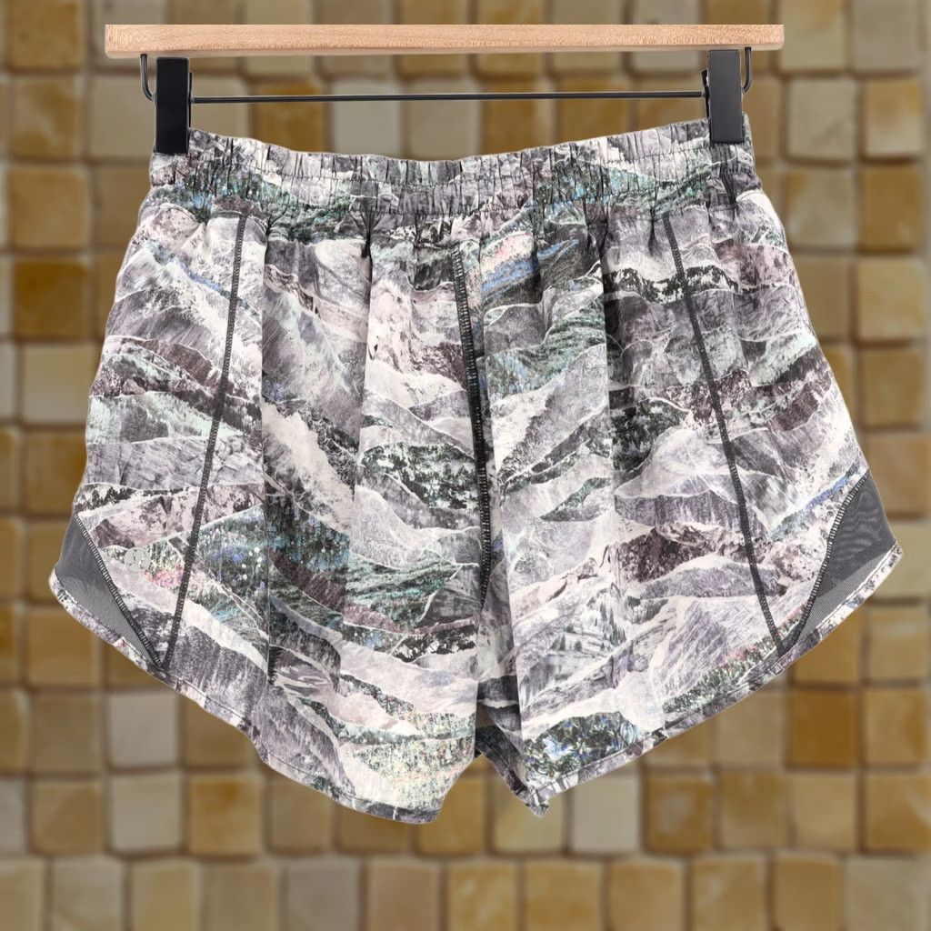 Lululemon Lululemon Women's 4" Inseam Short II Lined Springscape Multicolor Size 6 - Athletic, Pockets, Elastic Waist, Blended Material, Machine Washable Size 28" / US 6 / IT 42 - 1 Thumbnail
