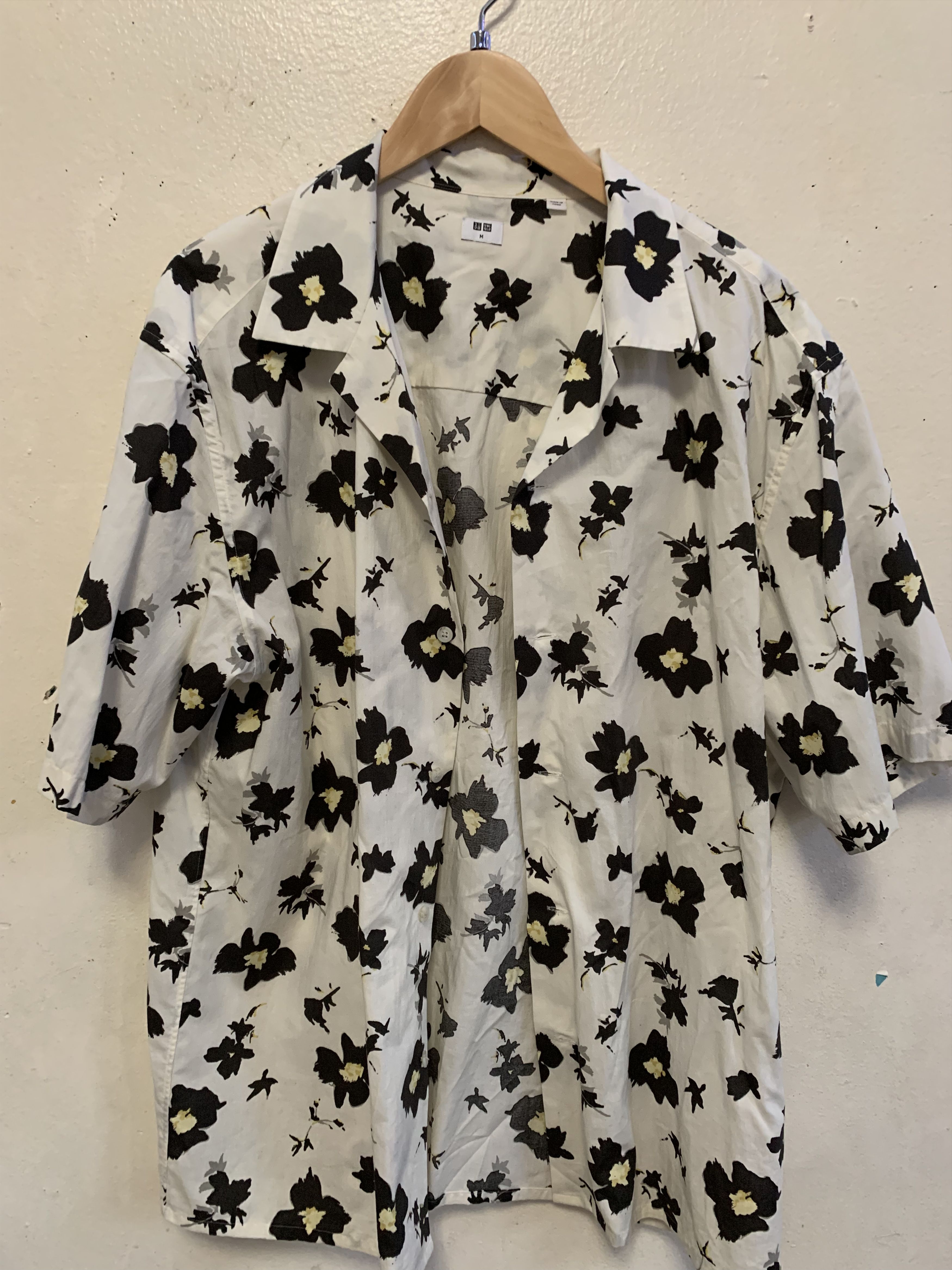 Uniqlo UNIQLO Black Flowers Button Down Shirt ⊛ OFFWT/YLW/BLK ⊛ New Size US M / EU 48-50 / 2 - 2 Thumbnail