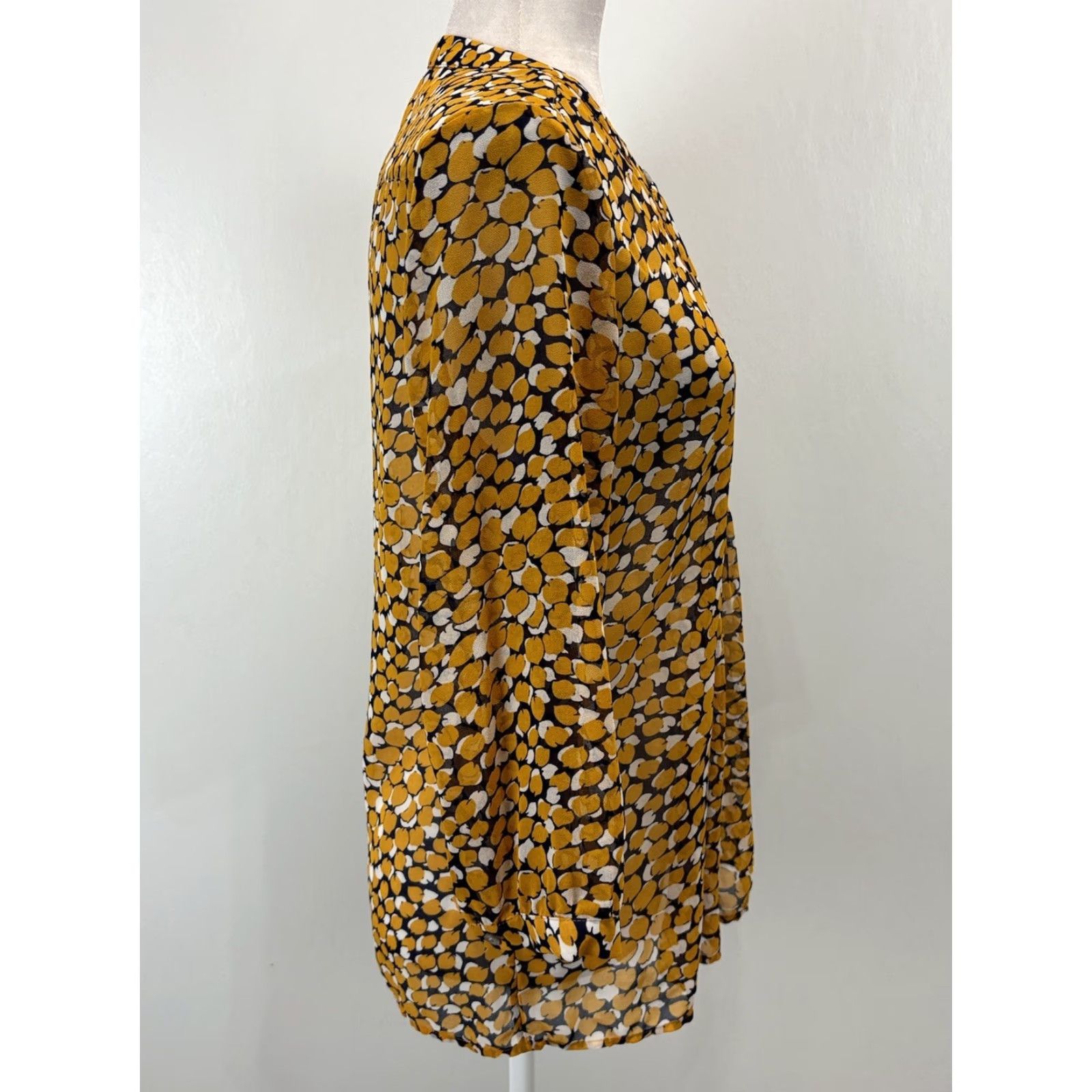Banana Republic Banana Republic Semi Sheer Lemon blouse Shirt Sz Small Women’s Button Up Size S / US 4 / IT 40 - 4 Thumbnail