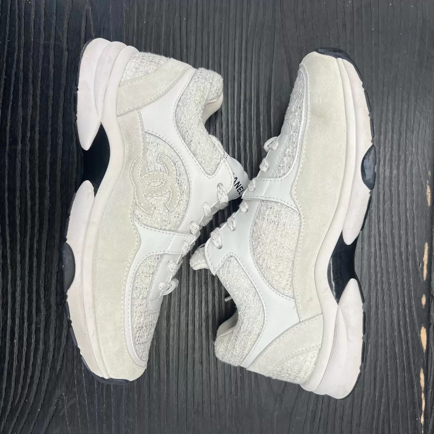 Chanel Chanel white suede sneaker 36.5 mint Size US 6 / IT 36 - 3 Thumbnail