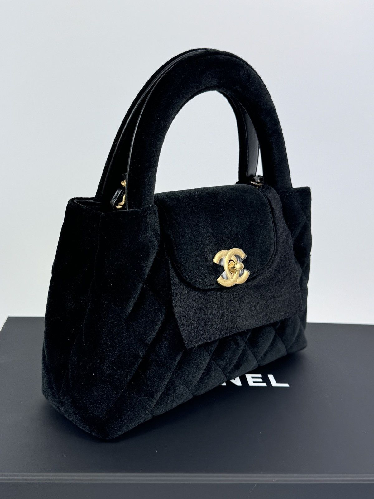 Chanel SMALL CHANEL VELVET SHOPPER TOP HANDLE BAG Size ONE SIZE - 2 Thumbnail