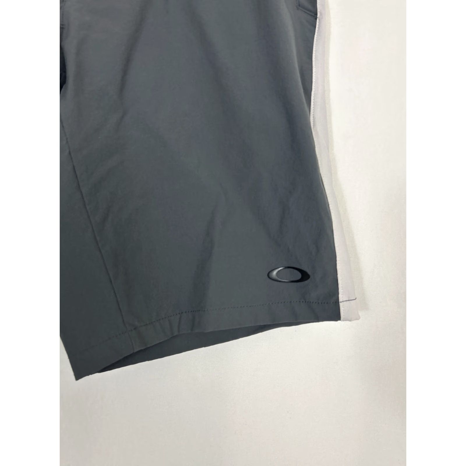 Oakley Oakley Mens Activewear Shorts Gray White Striped Regular 32x9.5 Size 32 Athletic Sports Mens Regular fit Size US 32 / EU 48 - 3 Thumbnail