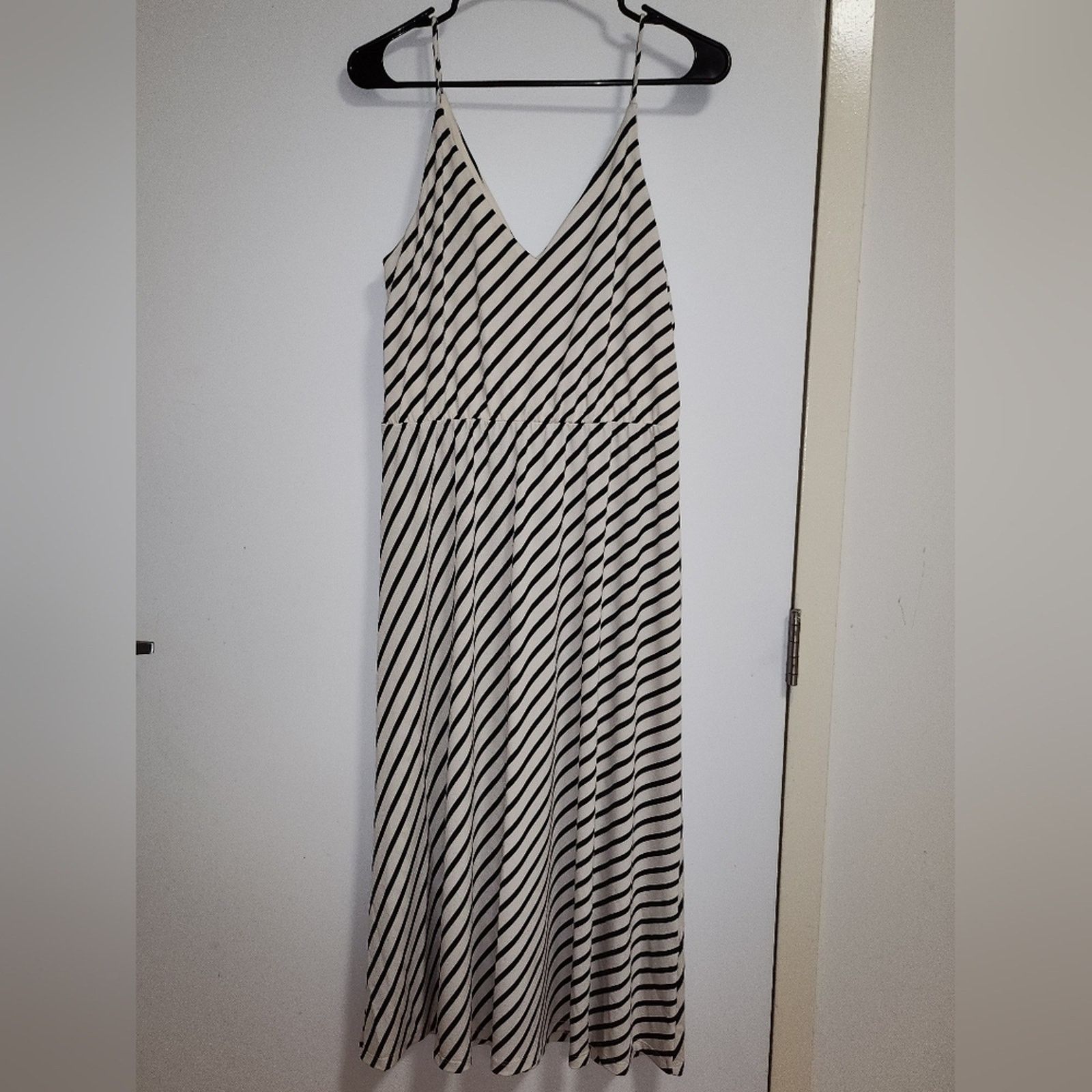 H&M BLACK/OFF WHITE STRIPE DRESS Size M / US 6-8 / IT 42-44 - 1 Thumbnail