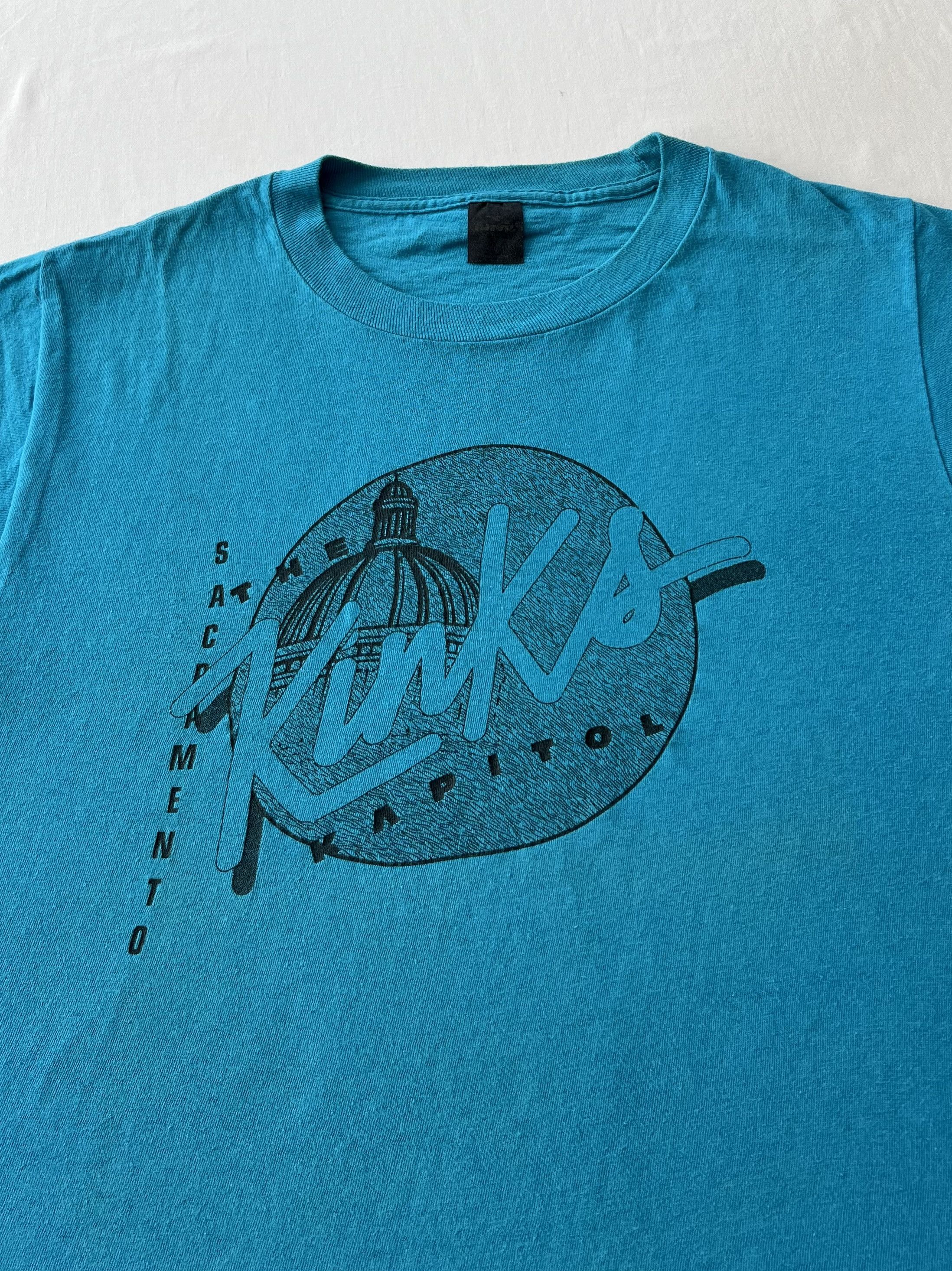 Band Tees Vintage 80s The Kinks Sacramento Kapitol Blue T-shirt Size US M / EU 48-50 / 2 - 3 Thumbnail