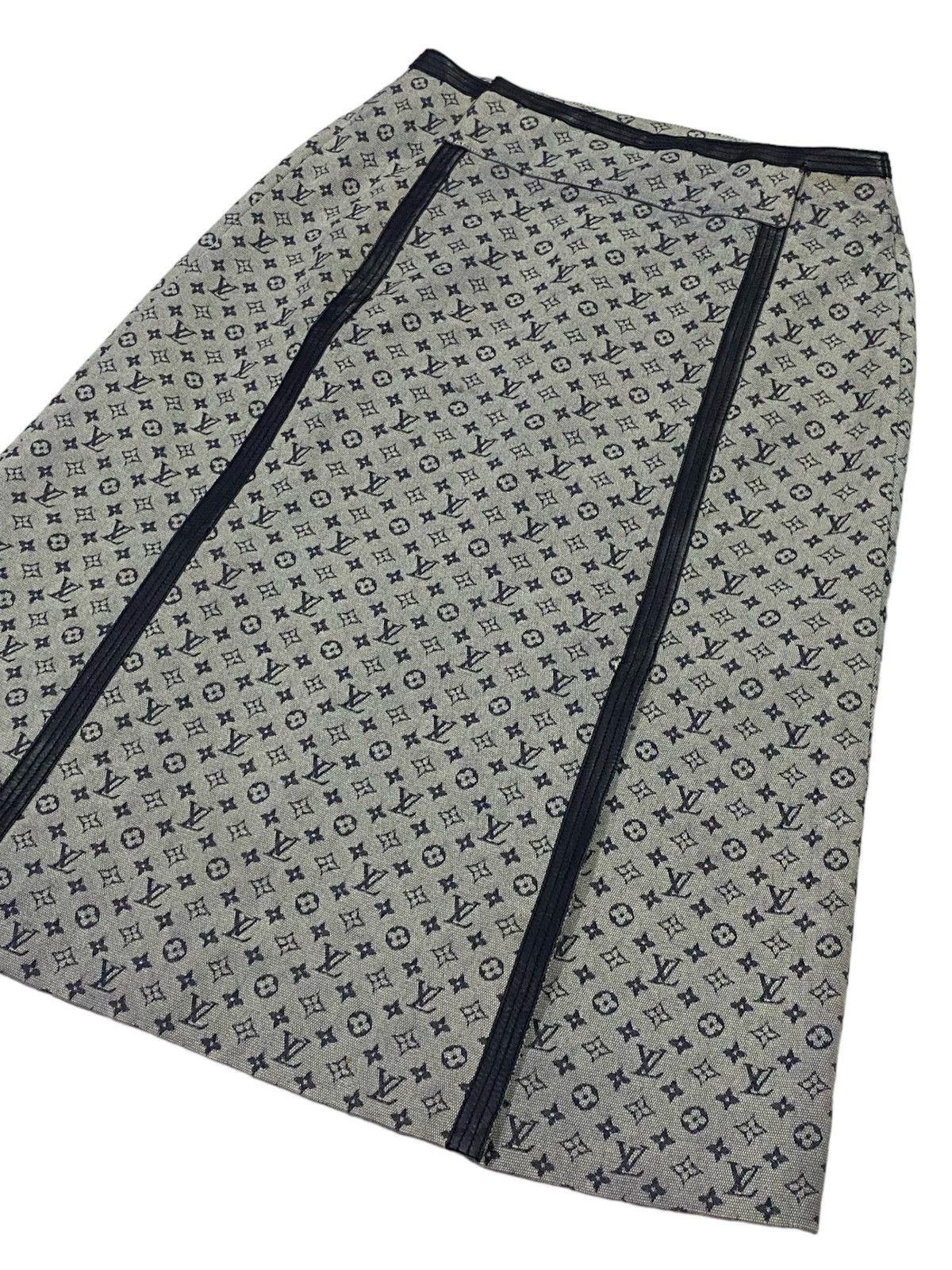 Louis Vuitton Vintage Louis Vuitton 2000 Runway Monogram Canvas Skirt Size 24" / US 00 / IT 34 - 21 Thumbnail
