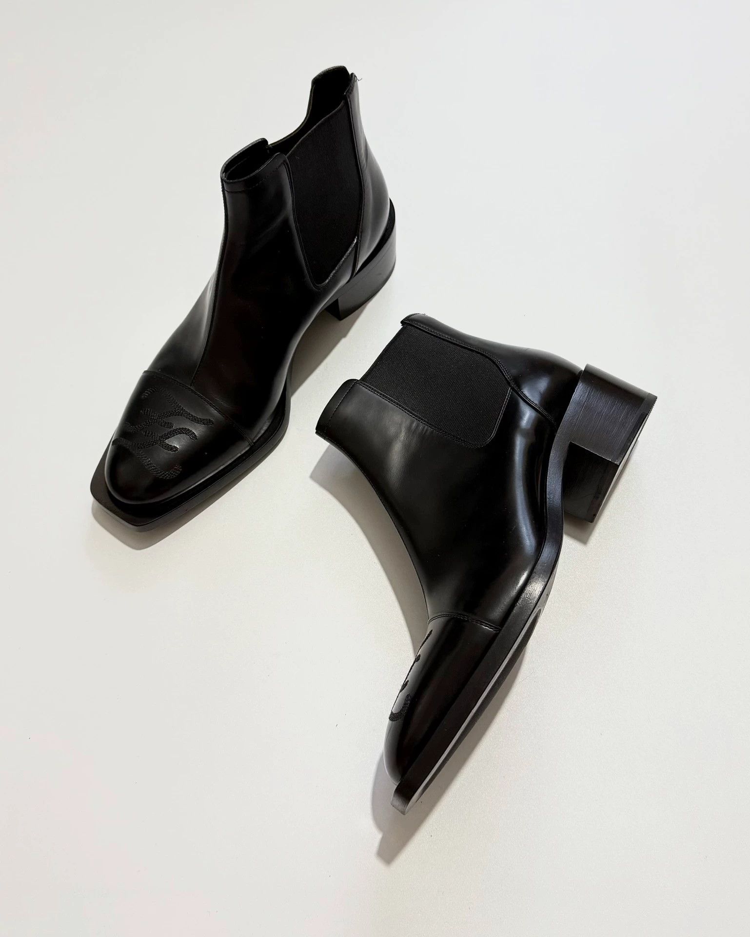 Fendi Fendi FF Logo Embroidered Chelsea Boots Black Calfskin 6 Size US 6 / EU 39 - 1 Thumbnail