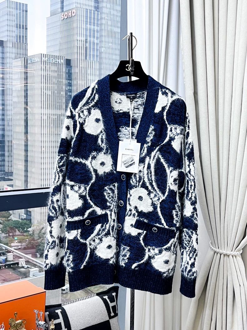 Chanel Chanel Color-matched camellia pattern V-neck long-sleeved Size XS / US 0-2 / IT 36-38 - 1 Thumbnail