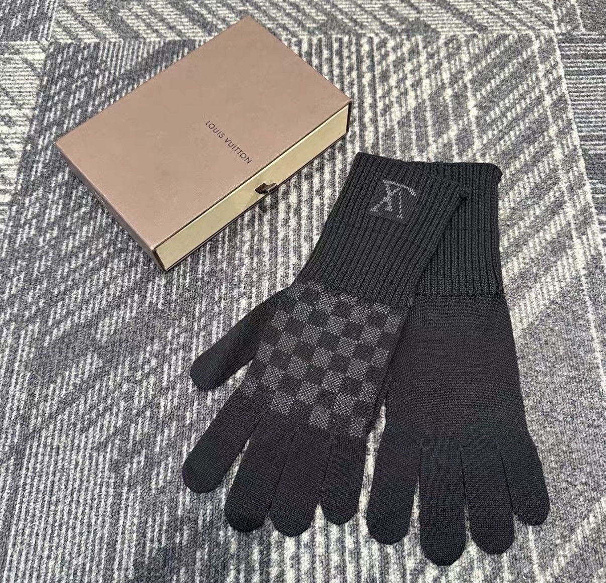 Louis Vuitton Louis Vuitton Damier Wool Gloves J42 Size ONE SIZE - 1 Thumbnail
