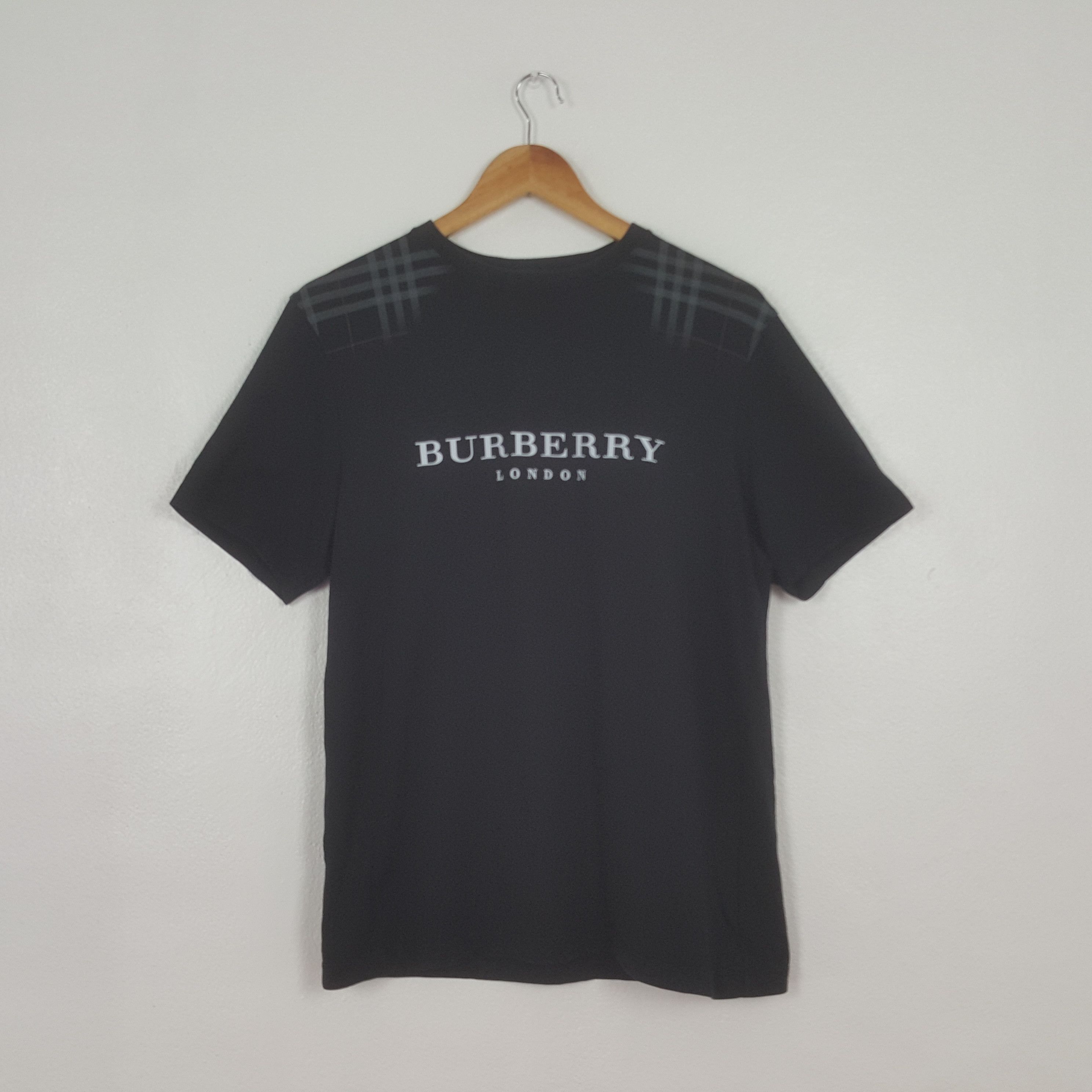 Burberry Vintage Burberry London Designer Tshirt C312N65 Size US L / EU 52-54 / 3 - 1 Thumbnail