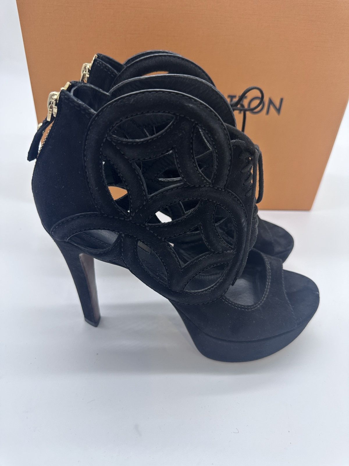 Louis Vuitton Louis Vuitton Suade Pumps Heels Size 38 LV 8 US Size US 8 / IT 38 - 8 Thumbnail