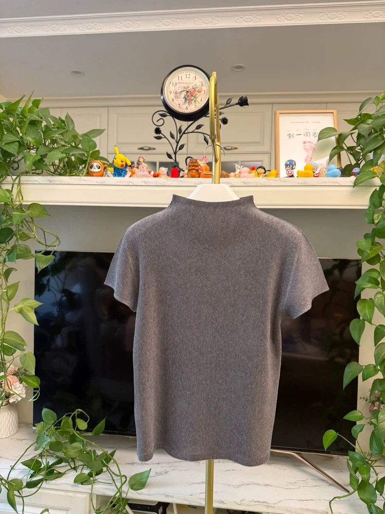 Issey Miyake Issey Miyake size:3 Dark grey pleated high-necked T-shirt Size S / US 4 / IT 40 - 6 Thumbnail