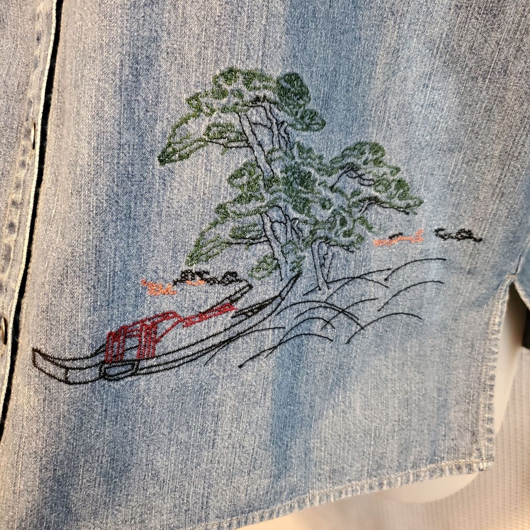 Vintage VINTAGE Chico's Designs Chambray Cropped Button-Front Top 2 Embroidered Japanese Bridge Scene, 3/4 Sleeve, Coastal Granny Womens Size XS / US 0-2 / IT 36-38 - 3 Thumbnail