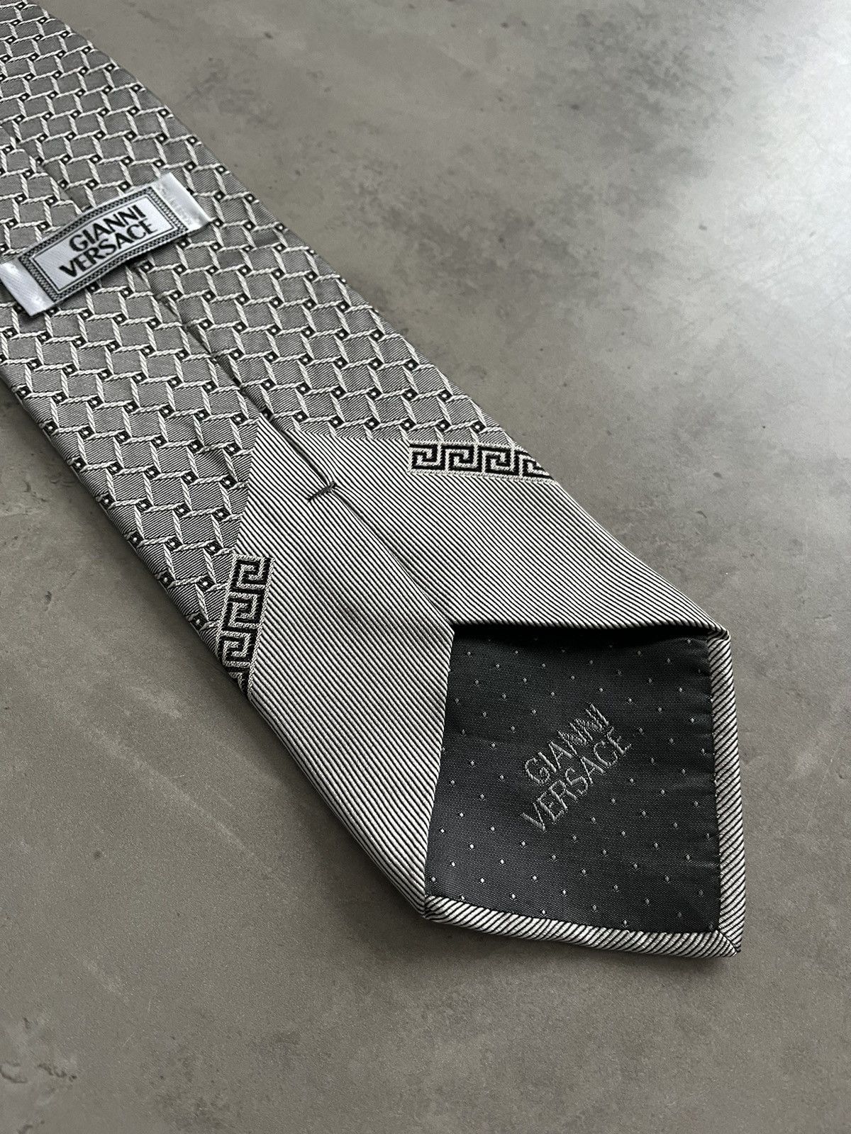 Versace Vintage Versace silk monogram tie made in Italy Size ONE SIZE - 5 Thumbnail