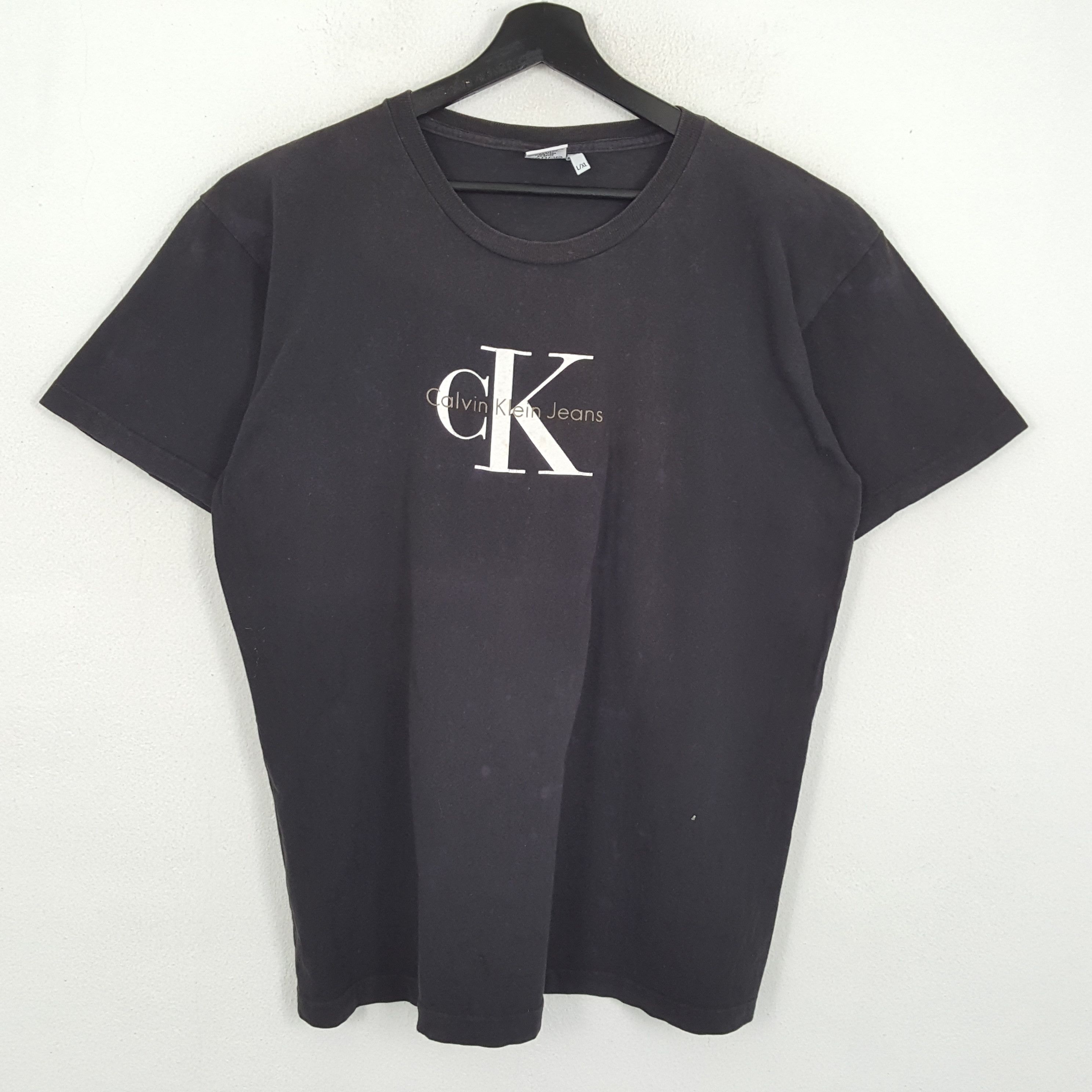 Calvin Klein × Vintage CLAVIN KLEIN Center Logo Design Fashion Vintage Tshirt Size US L / EU 52-54 / 3 - 1 Thumbnail